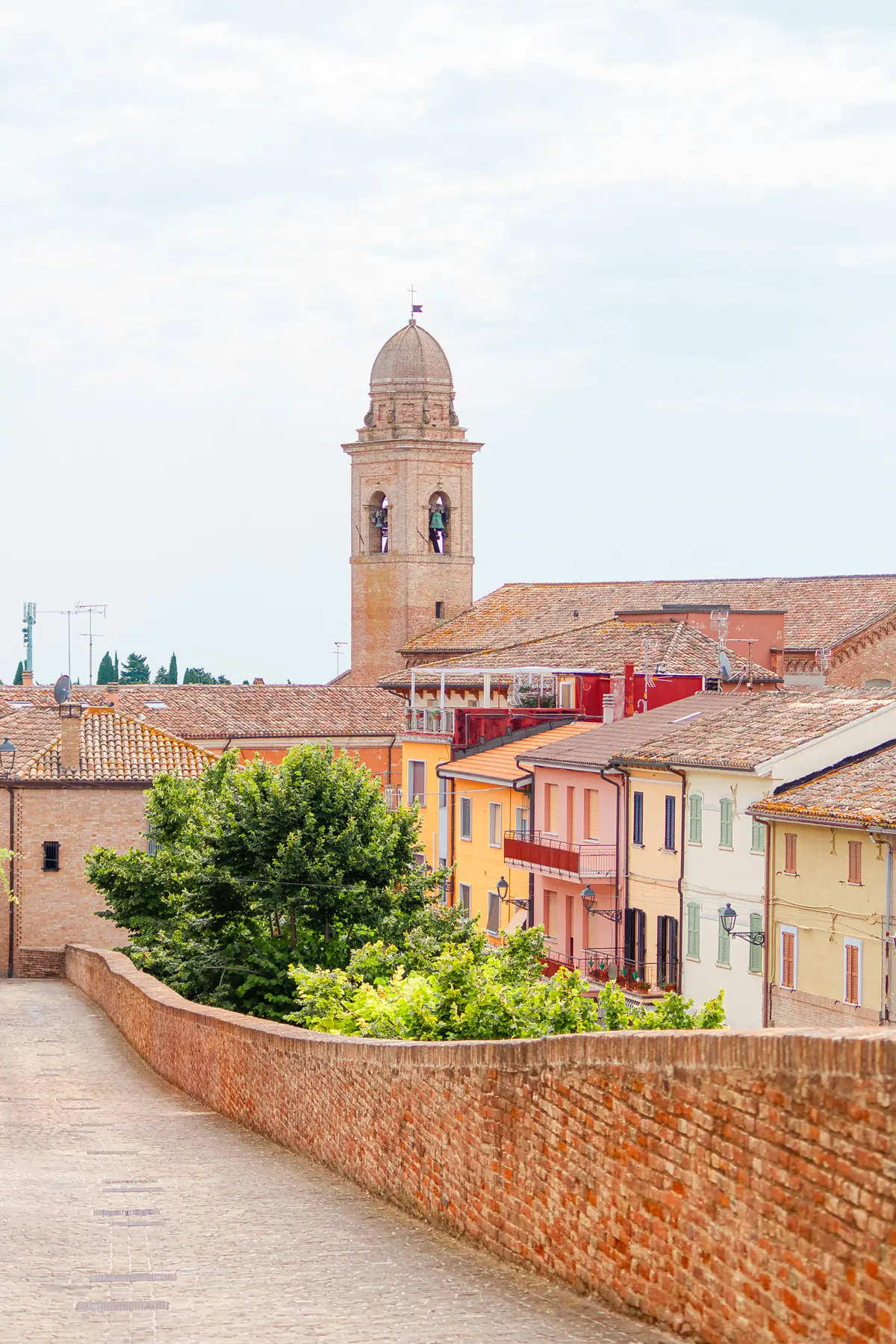 Il borgo di Mondolfo, con il campanile